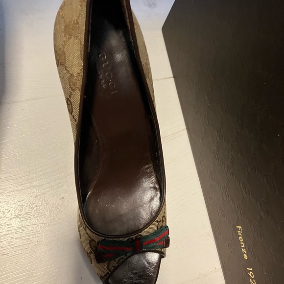 Gucci ! Worn once broken ankle . 8 B classic as u can get $350 - Picture 4 of 11